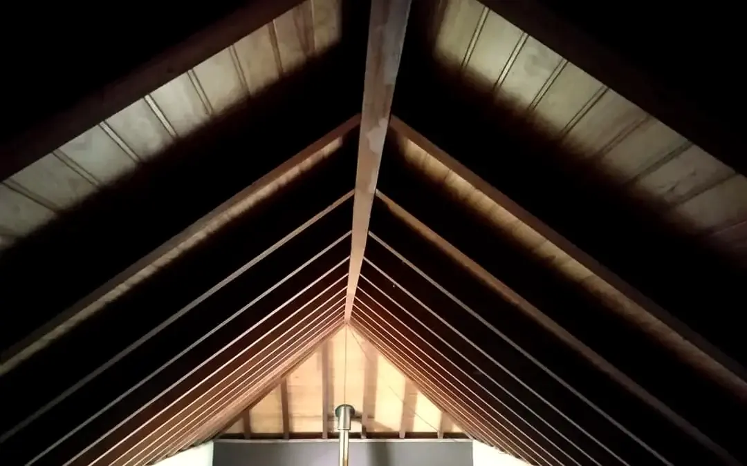 Estructura de cubierta a dos aguas con vigas de madera vistas