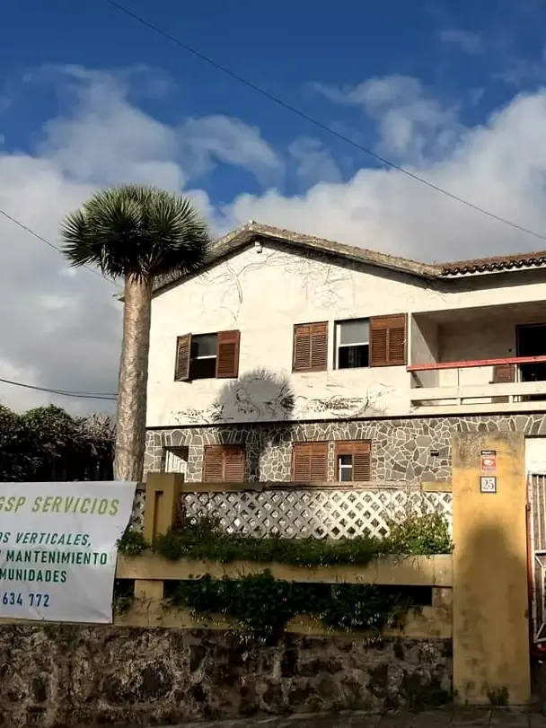 Vivienda en obra con el cartel de GSP Servicios y vallado de seguridad